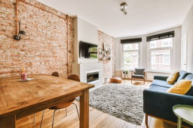 Geniş pencereli, ahşap kanepeli, dolaplı ve televizyonlu modern minimalist oturma odasının iç tasarımı beyaz duvara yerleştirilmiş.