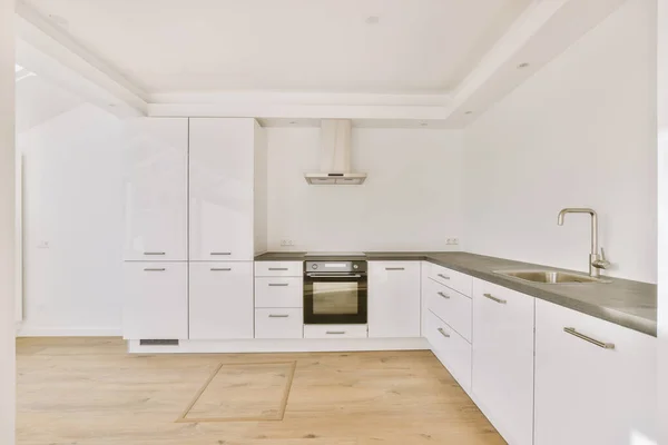 Interior Cozinha Branca Vazia Com Janelas Piso Parquet Madeira — Fotografia de Stock