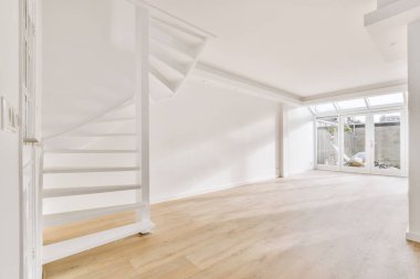 Evdeki boş ışık odasında, beyaz duvardaki plastik pencere ve radyatör.