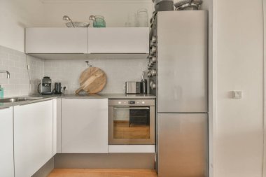 Seçkin bir evin güzel mutfağının içi.