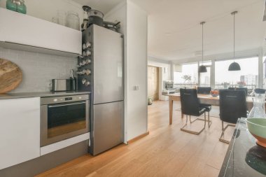 Seçkin bir evin güzel mutfağının içi.