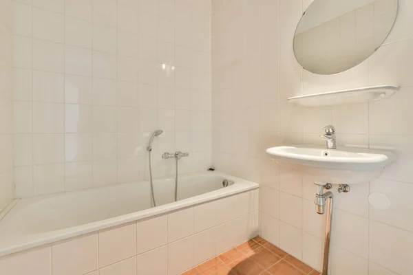 Stijlvolle Badkamer Interieur Met Wit Toilet Bad Met Glazen Douche — Stockfoto