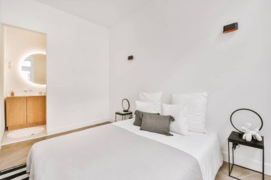 Yatak odasının iç tasarımı, yatak odası ve ahşap gardırop modern dairenin penceresinin kenarına yerleştirilmiş.