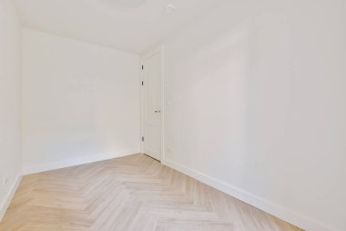 Lüks bir evde rahat ve ferah boş bir oda.