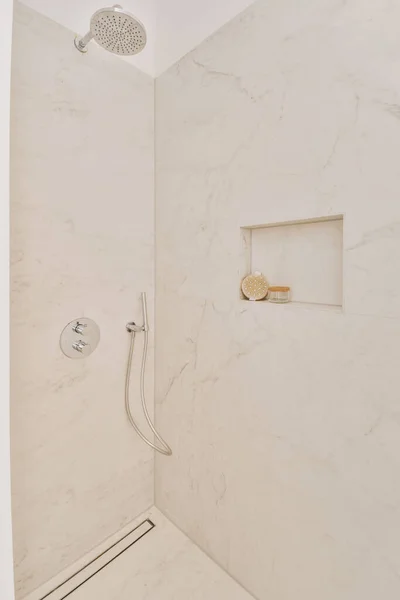 Duschhähne Gefliester Wand Der Nähe Von Glasabtrennungen Und Zierleisten Heimischen — Stockfoto