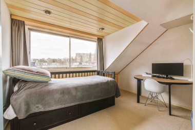 Yatak odasının iç tasarımı, yatak odası ve ahşap gardırop modern dairenin penceresinin kenarına yerleştirilmiş.