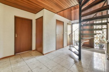 Evdeki boş ışık odasında, beyaz duvardaki plastik pencere ve radyatör.