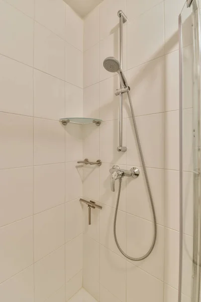 Spłuczka Znajduje Się Między Umywalką Prysznicem Małej Płytki Łazienkę Współczesnego — Zdjęcie stockowe
