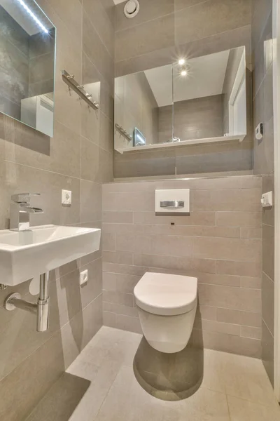 Stilvolle Badezimmereinrichtung Mit Weißer Toilette Und Badewanne Mit Glasdusche Moderner — Stockfoto