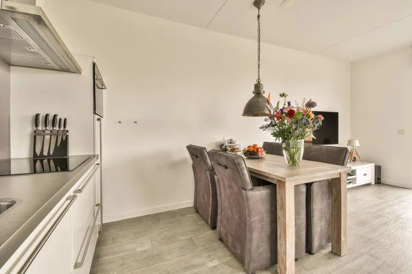 Tellers Met Fornuis Oven Gelegen Moderne Keuken Buurt Van Eetkamer — Stockfoto