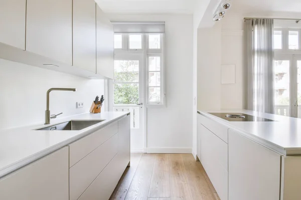 Geniş Işıklı Mutfak Modern Beyaz Mobilyalar Hafif Dairede Pop Sanat — Stok fotoğraf