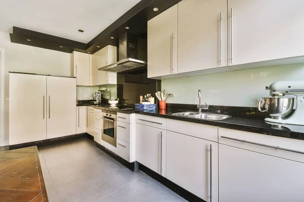 Interior Cozinha Leve Sala Jantar Com Portas Varanda Apartamento Contemporâneo — Fotografia de Stock