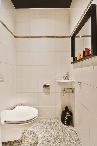 Moderne Spültoilette Und Keramikwaschbecken Weiß Gefliesten Wänden Der Nähe Von — Stockfoto
