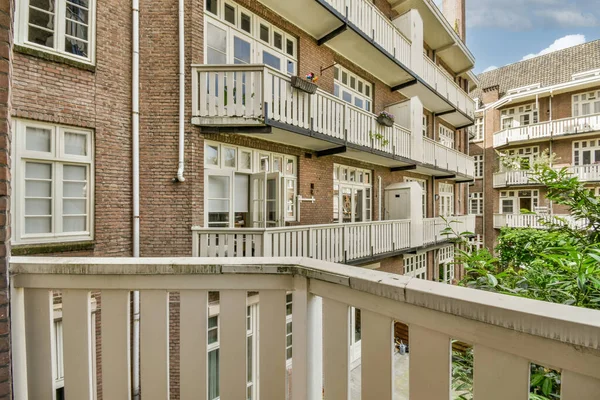 Smalle Bakstenen Balkon Met Metalen Leuningen Deur — Stockfoto