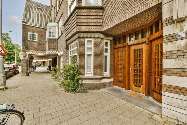 Front View Brick Building Signs Pavement Wooden Doors Lead Apartment — Stock Fotó