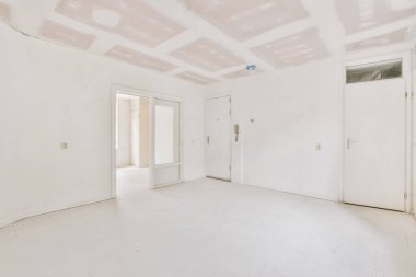 Lüks bir evde rahat ve ferah boş bir oda.