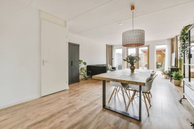 Soba ve fırını olan tezgahlar evdeki yemek odasının yanındaki modern mutfağa yerleştirildi.