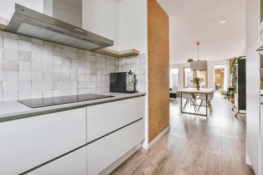 Soba ve fırını olan tezgahlar evdeki yemek odasının yanındaki modern mutfağa yerleştirildi.