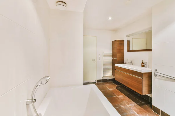 Aynalı Lavabo Temiz Küvet Modern Banyoda Cam Kapılı Beyaz Fayanslı — Stok fotoğraf