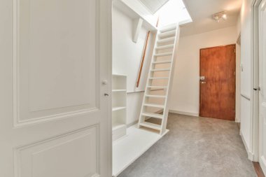 Zarif bir evde özel tasarım lüks merdivenler.