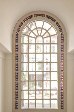 Tahta çitleri olan basit, boş bir avlu.