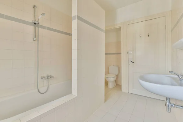 Partição Vidro Entre Torneira Chuveiro Banheiro Pendurado Parede Banheiro Moderno — Fotografia de Stock
