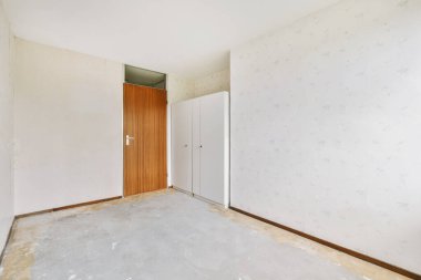 Lüks bir evde rahat ve ferah boş bir oda.