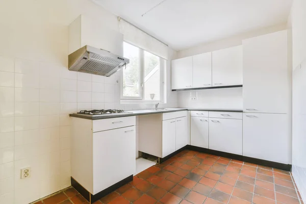 Gut Organisierte Kleine Wohnküche Mit Spüle Unter Dem Fenster Und — Stockfoto