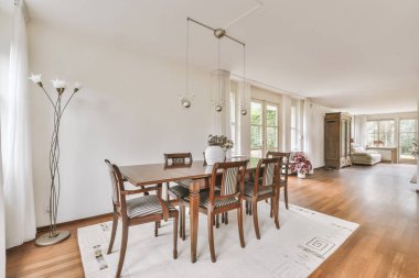 Soba ve fırını olan tezgahlar evdeki yemek odasının yanındaki modern mutfağa yerleştirildi.