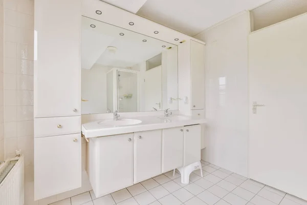 Moderne Badkamer Met Ligbad Glazen Douchecabine Met Lichtbeige Tegel Wit — Stockfoto