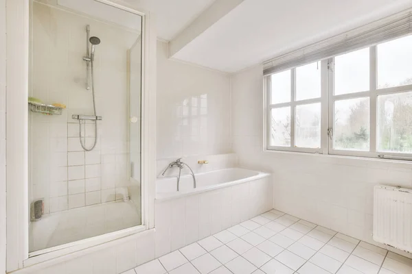 Banheiro Contemporâneo Com Banheira Cabine Chuveiro Vidro Com Azulejo Bege — Fotografia de Stock