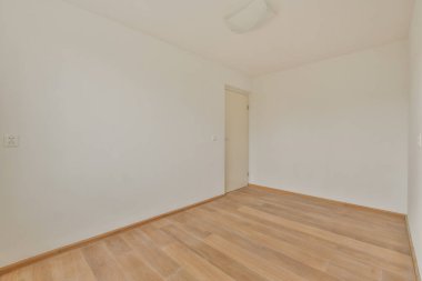 Evdeki boş ışık odasında, beyaz duvardaki plastik pencere ve radyatör.