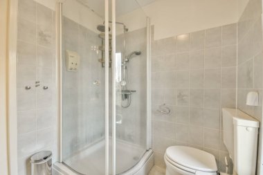 Açık banyo küveti ve duşu olan modern ev iç tasarımı. Tuvaletten bölme duvarıyla ayrılmış.