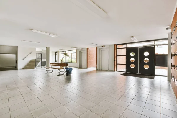 Korridor Modern Lägenhet Med Svarta Garderober Och Öppnad Dörröppning Som — Stockfoto