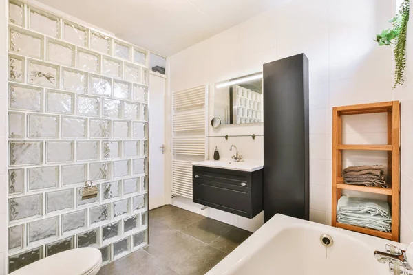 现代浴室里装有金属水龙头的白色浴缸 公寓里风格简约 — 图库照片