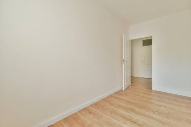 Lüks bir evde rahat ve ferah boş bir oda.