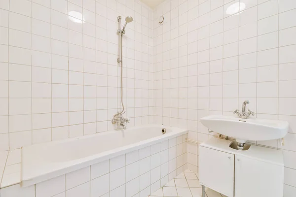 Sinks Mirrors Clean Bathtub Modern Bathroom White Tiled Walls — Stockfoto