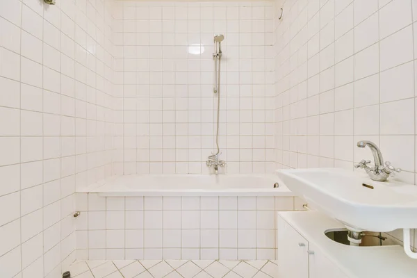 Sinks Mirrors Clean Bathtub Modern Bathroom White Tiled Walls — Foto de Stock