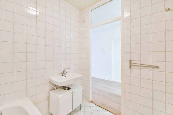 Sinks Mirrors Clean Bathtub Modern Bathroom White Tiled Walls — Photo