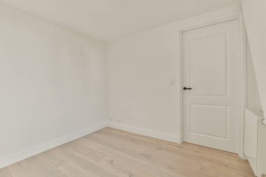 Lüks bir evde rahat ve ferah boş bir oda.