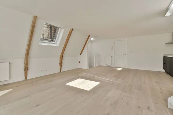 带有窗户和木制地板的空的白色厨房的内部 — 图库照片