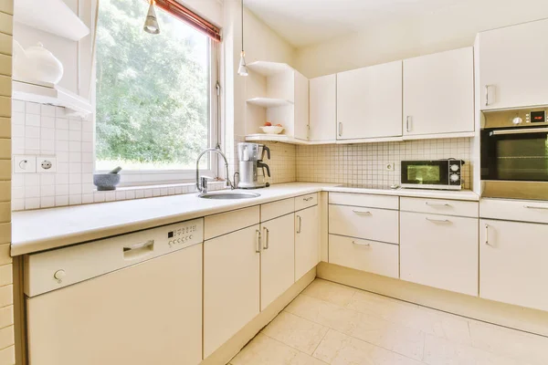 Fragmen Interior Dapur Dalam Yang Sempit Dengan Gaya Minimalis Furnitur — Stok Foto