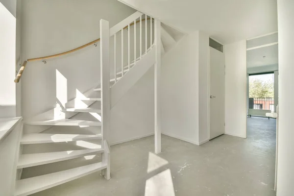 Witte Spiraalvormige Trap Die Niveaus Van Hedendaags Huis Verbindt Met — Stockfoto