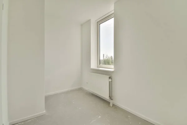 空の光の部屋の白い壁のプラスチック窓とラジエーター — ストック写真