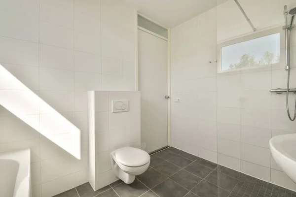 Modern Interieur Van Witte Badkamer Met Open Bad Douche Gescheiden — Stockfoto