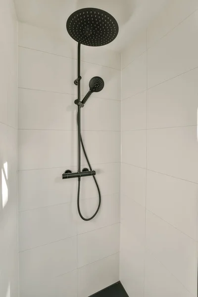Kran Prysznicowy Przymocowany Ściany Płytkowej Pobliżu Przegrody Szklanej Ozdobnego Krawężnika — Zdjęcie stockowe