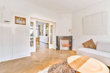 Modern bir evin lüks iç tasarımı.