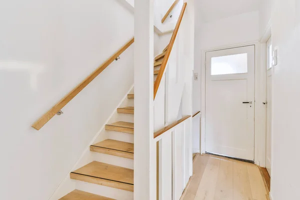 Escada Espiral Branca Conectando Níveis Casa Contemporânea Com Piso Madeira — Fotografia de Stock