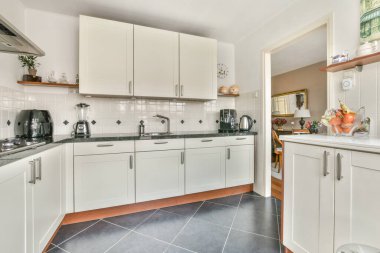 Minimalist tarzı açık mutfağı ve masa ve sandalyeleri olan geniş yemek alanı olan modern çatı katı dairesinin ev tasarımı.