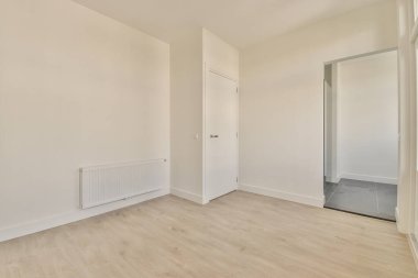 Lüks bir evde rahat ve ferah boş bir oda.